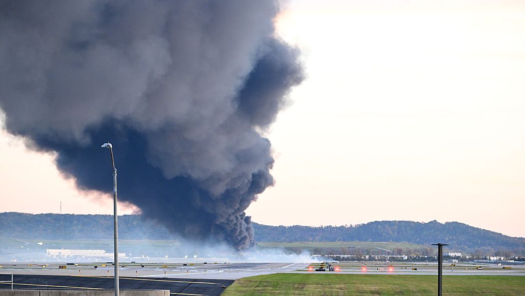 ups-plane-explodes:-video,-damage-&-facts-about-the-kentucky-airport-crash